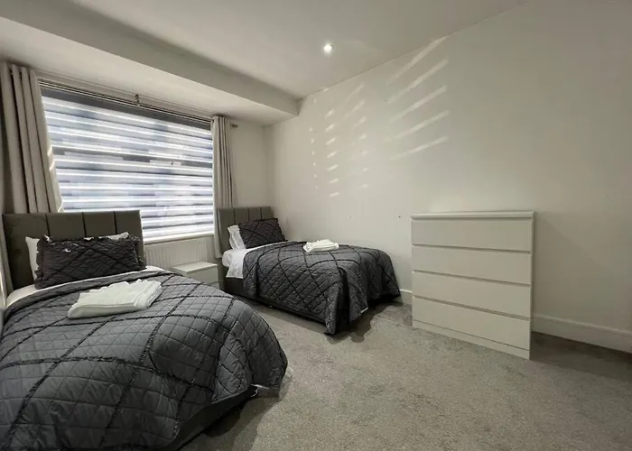 Star London Bell Lane 3-Bed Oasis With Garden