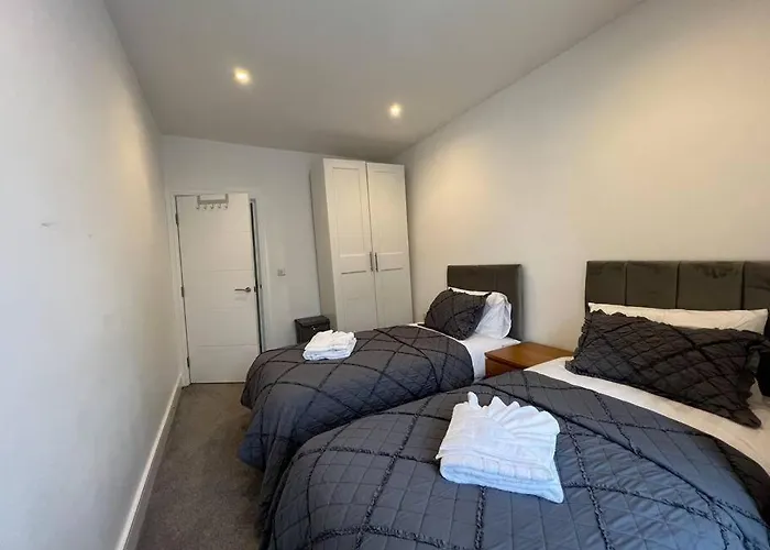 Star London Bell Lane 3-Bed Oasis With Garden