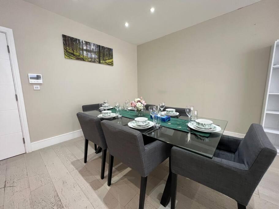 Star London Bell Lane 3-bed Oasis With Garden Hendon
