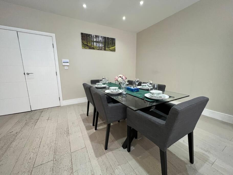 Star London Bell Lane 3-bed Oasis With Garden *