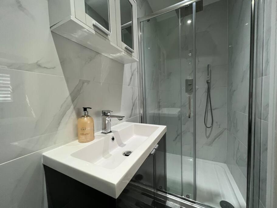 Star London Bell Lane 3-bed Oasis With Garden Apartment *