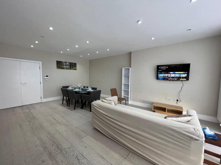Star London Bell Lane 3-bed Oasis With Garden Apartment